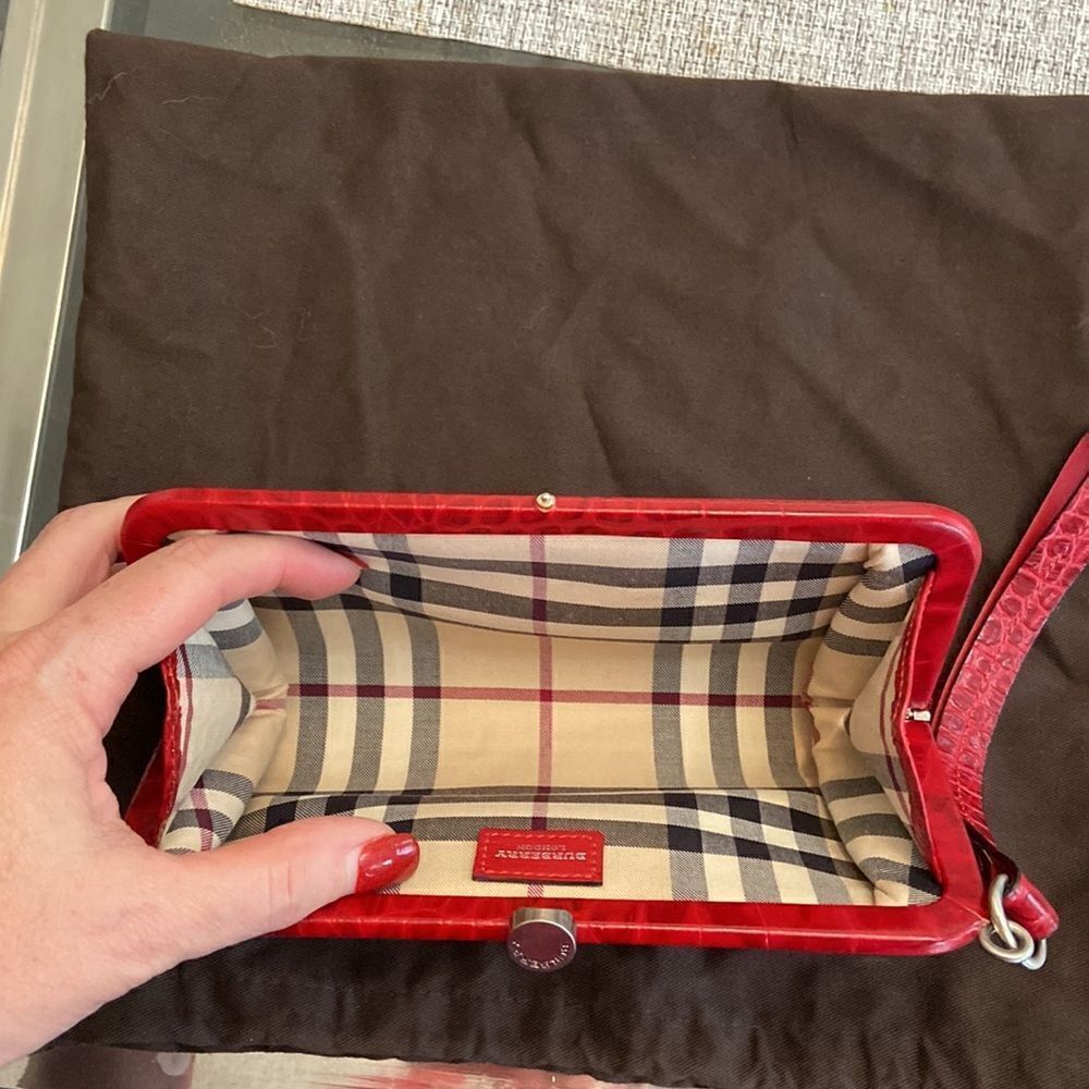 Burberry Vintage clasp wristlet red leather impeccable condition - Picture 8 of 13